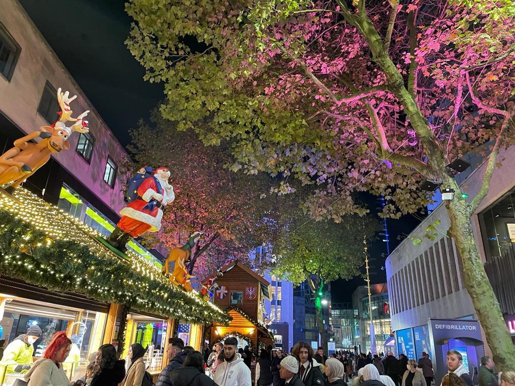CentralBIDBham's tweet photo. The city centre has come alive with Christmas colour after The Frankfurt Christmas Market opened to the public and @RetailBID turned on its New Street lights! How fantastic does it look! #christmasinbirmingham https://t.co/WB6jSRcTK6