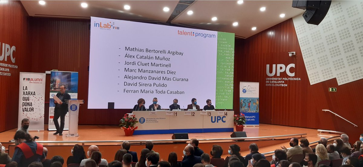 fib_upc's tweet photo. És temps d’@inLabFIB. El seu director, @ErnestTeniente, presenta el #programaTalent i lliura les acreditacions. https://t.co/IFrWUhpx8F