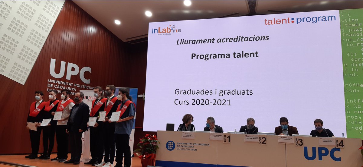 fib_upc's tweet photo. És temps d’@inLabFIB. El seu director, @ErnestTeniente, presenta el #programaTalent i lliura les acreditacions. https://t.co/IFrWUhpx8F