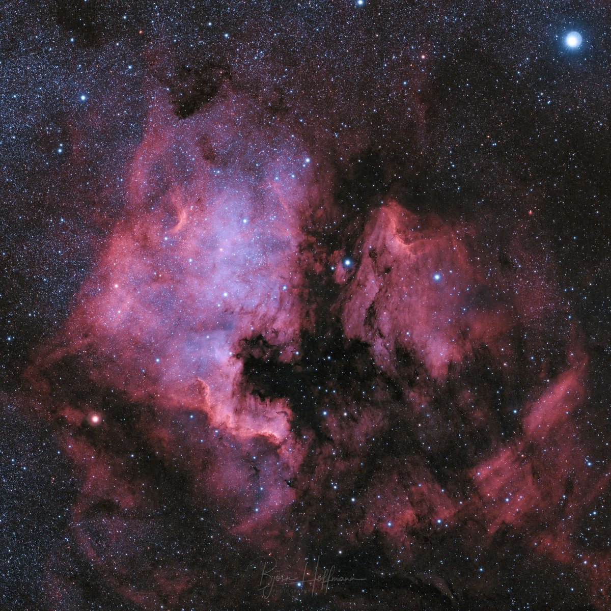 Two months after shooting the data, I finally composed my first RGB-HOO mosaic! That was an intense data fight! 😁 I hope you like this image of NGC7000! 40x180sec RGB, 40x180sec HOO. #Redcat51  #Astrophotography