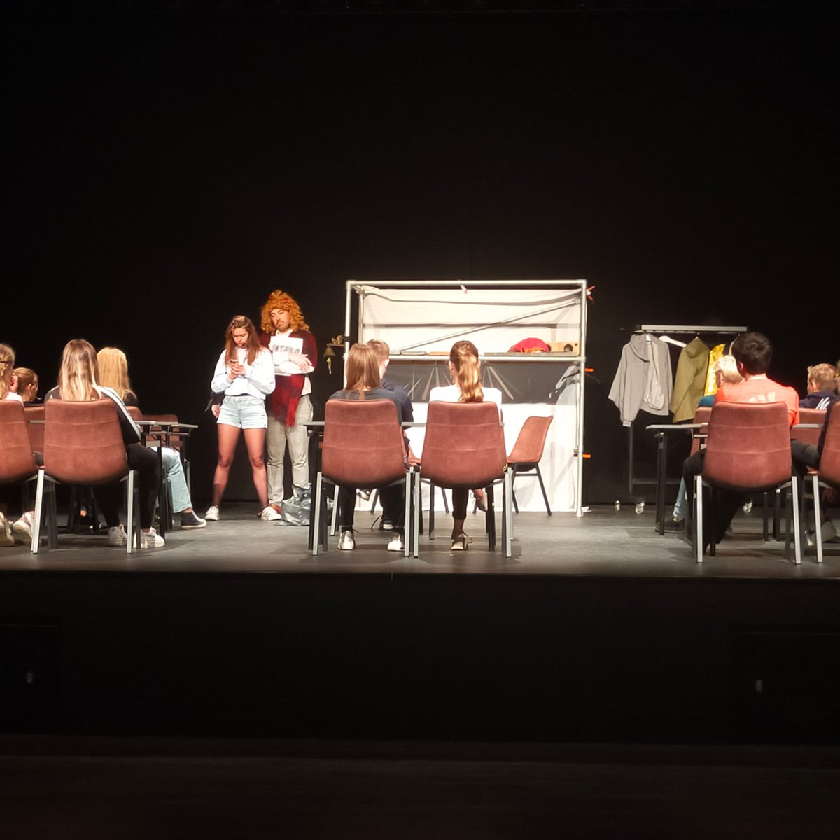 evenmensIZ's tweet photo. Deze week hebben ruim 300 brugklassers van het Carmel College de voorstelling Roos Radeloos gezien. Thema: jonge mantelzorgers. Er zijn 6 voorstellingen gegeven op 1 dag: een dag om stil te staan bij wat het betekent om op jonge leeftijd te maken te krijgen met zorg en ziekte. https://t.co/b87qEsztaT