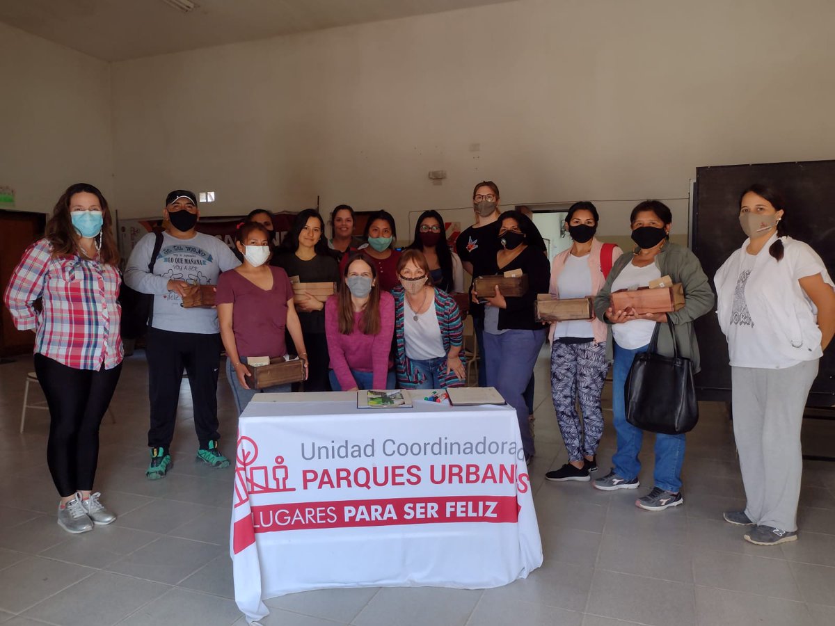 #ParquesUrbanos El Parque de la Familia ofreció un ciclo de talleres para promover la alimentación saludable a partir de huertas orgánicas domiciliarias.

Leer más👉bit.ly/3bF16fQ