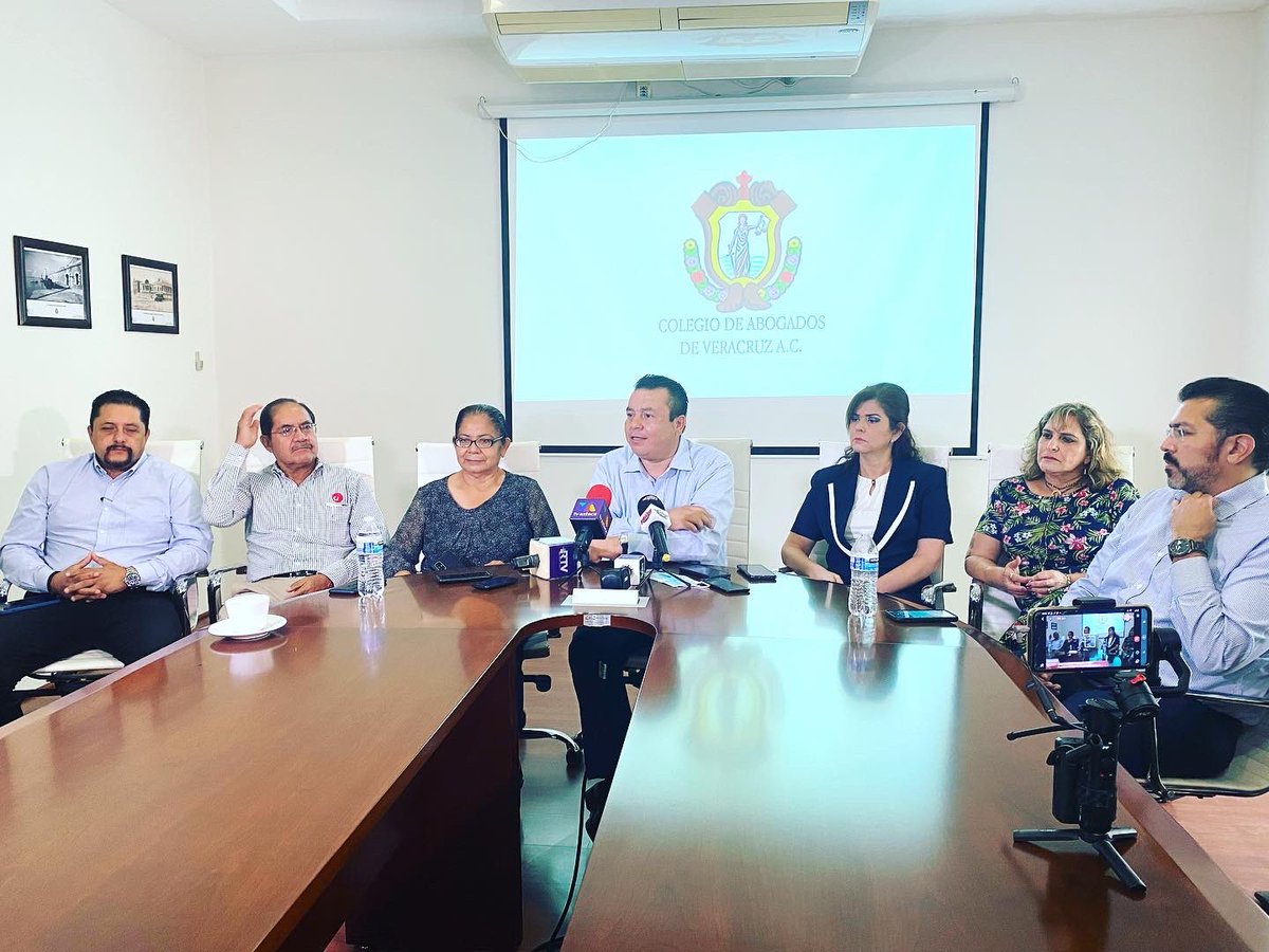 CCEVeracruz's tweet photo. Este día, nuestro asociado, el Colegio de Abogados de Veracruz A.C. presidido por el Mtro. @terandelvalle, ofreció en esta sede, una conferencia de prensa a los medios de información de esta conurbación #VeracruzBocaDelRío https://t.co/F2Rc1Sexgd
