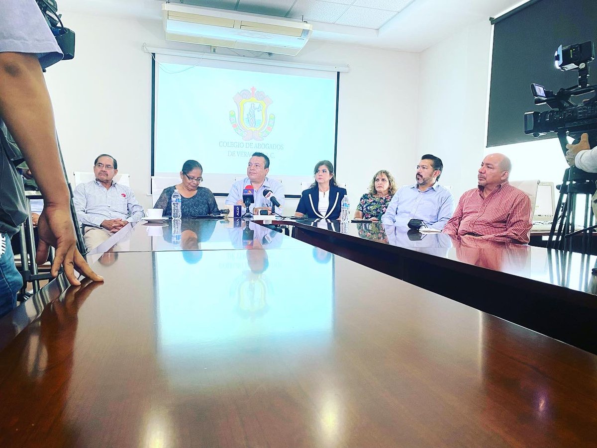 CCEVeracruz's tweet photo. Este día, nuestro asociado, el Colegio de Abogados de Veracruz A.C. presidido por el Mtro. @terandelvalle, ofreció en esta sede, una conferencia de prensa a los medios de información de esta conurbación #VeracruzBocaDelRío https://t.co/F2Rc1Sexgd