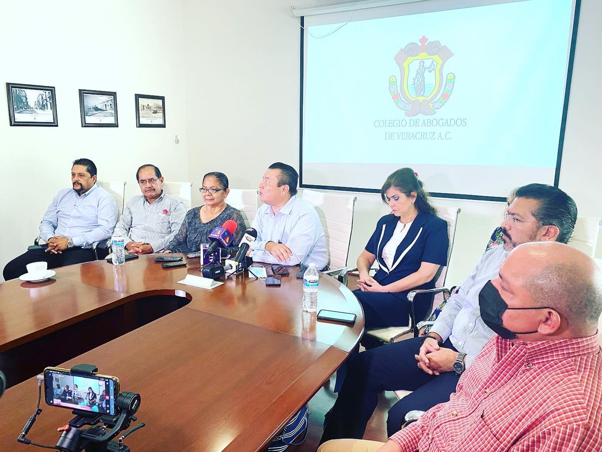 CCEVeracruz's tweet photo. Este día, nuestro asociado, el Colegio de Abogados de Veracruz A.C. presidido por el Mtro. @terandelvalle, ofreció en esta sede, una conferencia de prensa a los medios de información de esta conurbación #VeracruzBocaDelRío https://t.co/F2Rc1Sexgd