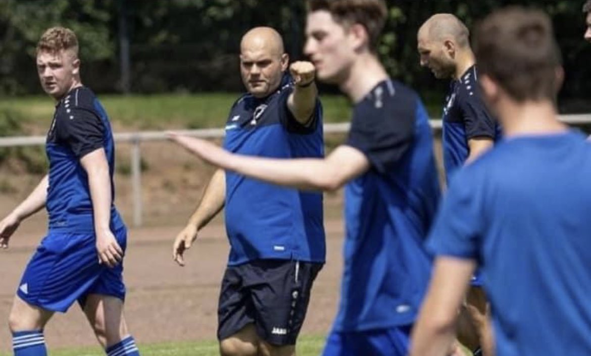 Verlängerung!
Marco Weitz verlängert seinen auslaufenden Vertrag um zwei weitere Jahre. Somit bleibt Marco Weitz bis zum Jahr 2024 Cheftrainer der ersten Mannschaft. 

Bildquelle: Heimspiel-online.de