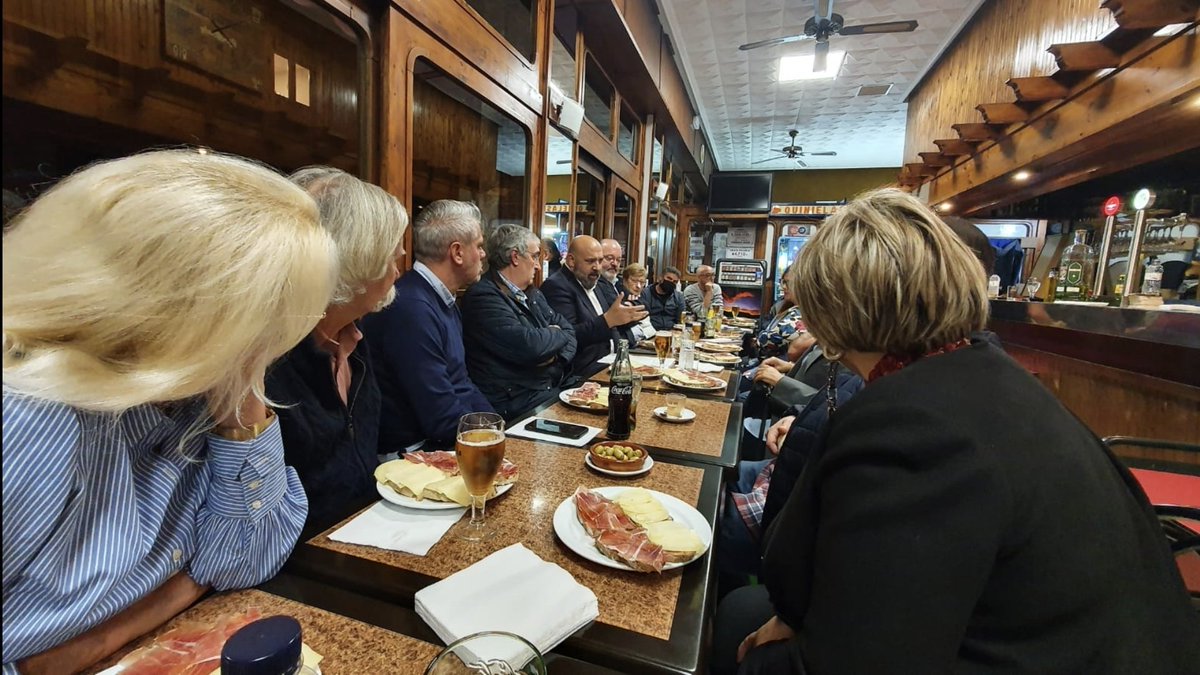 PP Palma (@popularespalma) on Twitter photo 🔵 Celebramos la constitución de la Junta de Distrito s'Horta con un pa amb oli con afiliados en compañía de nuestro presidente <a href="/JaimeMartinez/">Jaime Martínez Llabrés</a>.
Seguimos sumando apoyos al proyecto de cambio para #Palma que reclaman los ciudadanos.
#CentradosEnLaAlternativa 🔵 Celebramos la constitución de la Junta de Distrito s'Horta con un pa amb oli con afiliados en compañía de nuestro presidente <a href="/JaimeMartinez/">Jaime Martínez Llabrés</a>.
Seguimos sumando apoyos al proyecto de cambio para #Palma que reclaman los ciudadanos.
#CentradosEnLaAlternativa