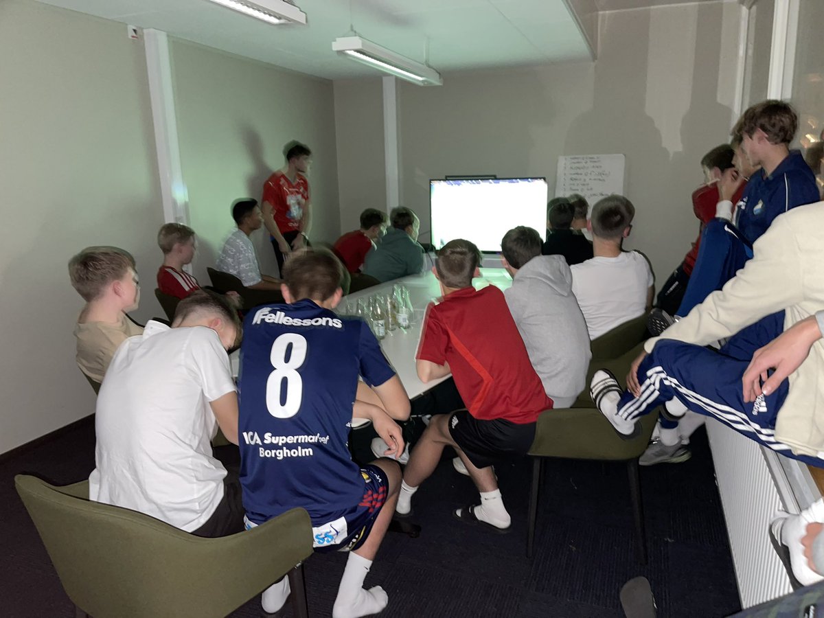 frostrom's tweet photo. Jobbig dag där vi först inte når gårdagens prestation och sen når den men inte får med oss resultatet. Vi laddar om för retur mot Malmö FF och match om 7e-plats imorgon. #SEFTrophy #ViÄrÖster 💙❤️ https://t.co/SRCHgywZgT