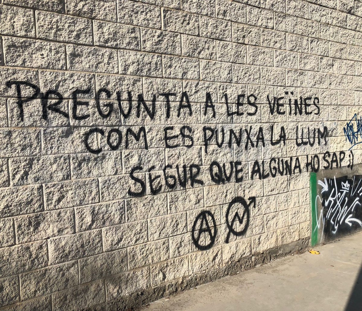 "PREGUNTA A LES VEÏNES COM ES PUNXA LA LLUM SEGUR QUE ALGUNA HO SAP ;)" Vic 2021. #guixadesvigatanes #vic #osona