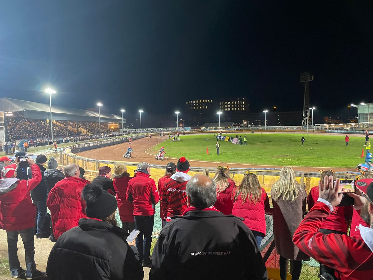 glasgowtigers's tweet photo. 🏁 The scene here in Poole as the Tigers prepare to defend a 10-point lead in the SGB Championship play-off grand final.

It all comes down to this. Come on boys! 💪

#WeAreGlasgow🔴⚪️ https://t.co/r2kXGWnrZY