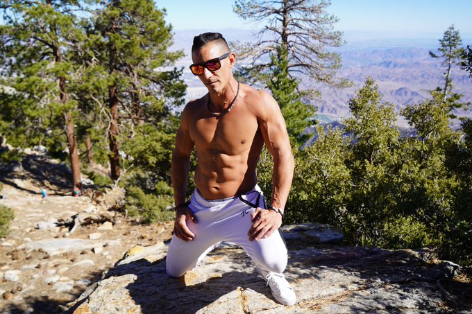 Had a fun photo shoot with daddy @RCandDigger up on the mountain 😏😈😘 go see more at https://t.co/KFLaP3aDNb<a class="tags" href="/tag/rcanddigger">@rcanddigger</a>