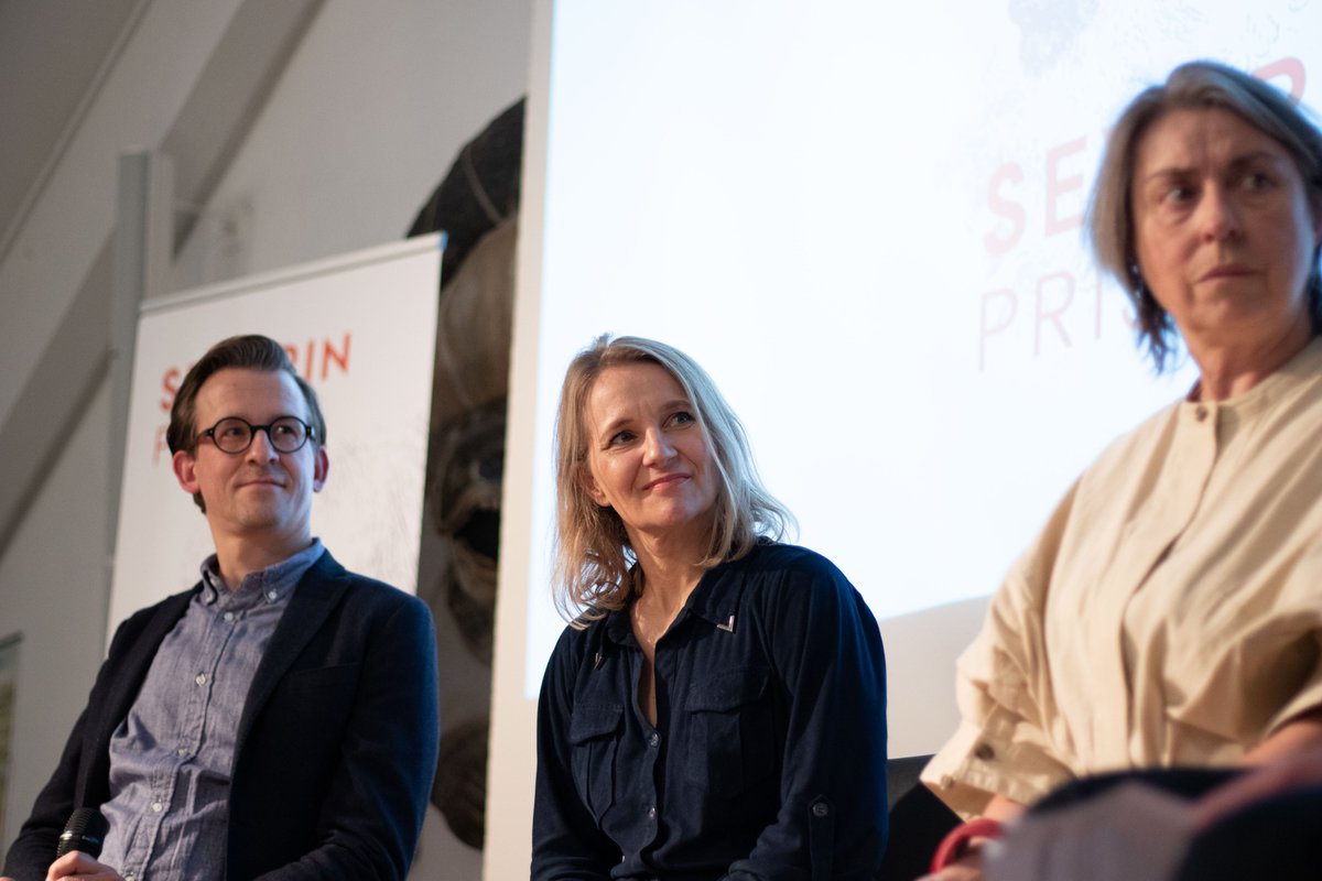 rasmusrysgaard's tweet photo. Fortjent hæder til @egmonthojskolen: vinder af årets SEVERIN-PRIS - uddelt af @grundtvig selv 👏 Oplivende og oplysende paneldebat om digitalt fællesskab med @Elsebeth_Gerner, @amthorhaugeog elev Viktor Vejlø. @Hojskolerne @efterskolerne @friskolerne
 #skolechat #dannelse #digidk https://t.co/dS9mhxCJ1P