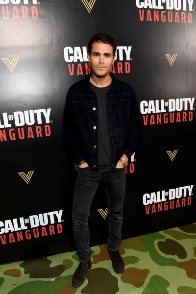 PaulWesleyFRA's tweet photo. • Paul Wesley assiste à la soirée de lancement de Call Of Duty : Vanguard au Belasco le 03 novembre 2021 à Los Angeles. https://t.co/d8Dgndj8ii