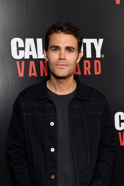 PaulWesleyFRA's tweet photo. • Paul Wesley assiste à la soirée de lancement de Call Of Duty : Vanguard au Belasco le 03 novembre 2021 à Los Angeles. https://t.co/d8Dgndj8ii