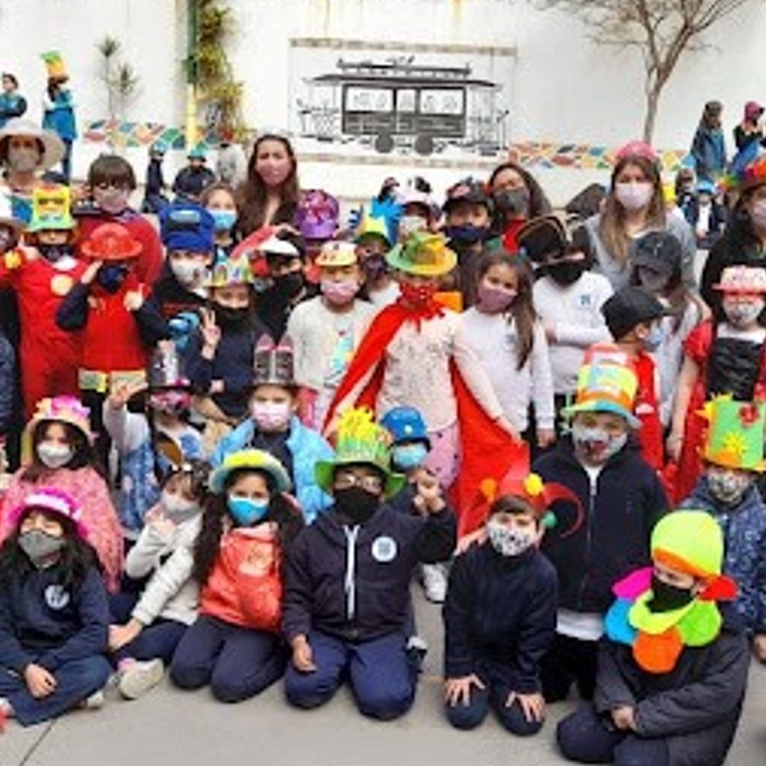 InstSchweitzer's tweet photo. DESFILE DEL SOMBRERO PRIMAVERAL 💐☀
El desfile del sombrero primaveral se realiza gracias a la participación de las familias que, con material descartable y mucha creatividad, logran diversidad en formatos y color.

#InstitutoSchweitzer #EducaciónMetodista #primavera21 https://t.co/kUexACzKel