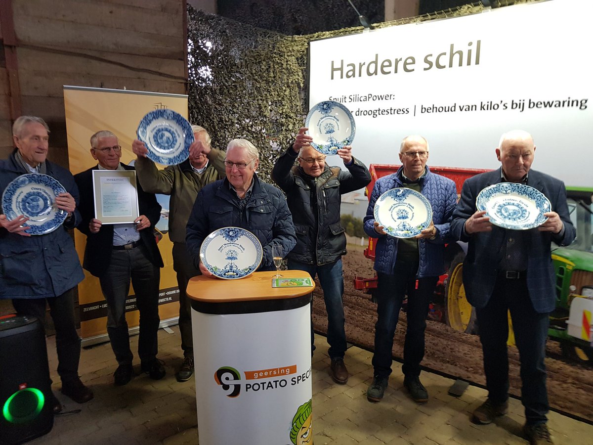 JacobEising's tweet photo. Acht aardappelkwekers samen met hun Geert Veenhuizen bord of oorkonde. Allemaal hebben ze meer dan 25 jaar lang gekweekt en 1 of meer rassen op de rassenlijst. https://t.co/cVNgScQddQ