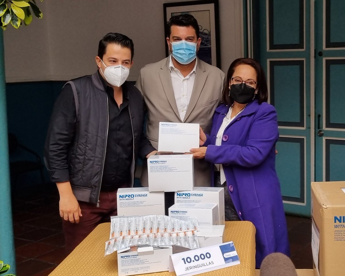 Gobernador de #Loja, <a href="/mariomancino/">Mario Mancino</a>, realiza la entrega de 10 mil jeringuillas a la Coordinación Zonal 7 de <a href="/Salud_CZ7/">Coordinación Zonal 7-SALUD 🇪🇨</a> para contribuir al Plan de Vacunación en la provincia. A su vez, agradeció al Hospital – Clínica “San Agustín” por su donación.