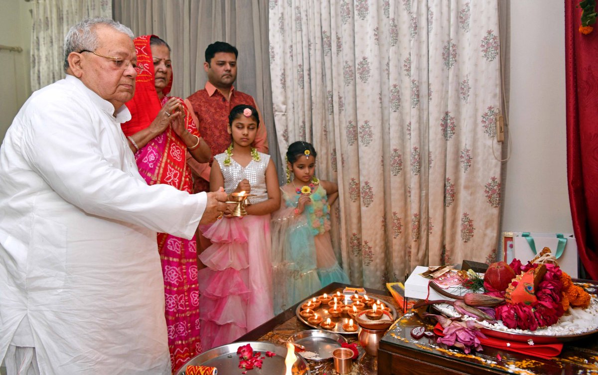 LokBhavanJaipur's tweet photo. माननीय राज्यपाल श्री कलराज मिश्र जी ने दीपावली के पावन पर्व पर राजभवन में मां लक्ष्मी की विधिवत पूजा-अर्चना कर प्रदेश और देशवासियों की समृद्धि-सम्पन्नता की कामना की। उन्होंने मां लक्ष्मी से प्रदेश को धन-धान्य से सदा पूर्ण रखने की प्रार्थना करते सर्वत्र खुशहाली की कामना की। https://t.co/57i6d3yVcS