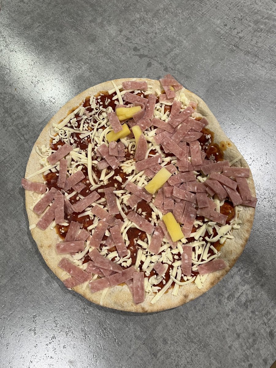 ScottHiThrive's tweet photo. Hey ⁦@AldiUK⁩, looks like something is missing from my Ham &amp; Pineapple pizza… 🍕🍍 https://t.co/4zShIkcONX