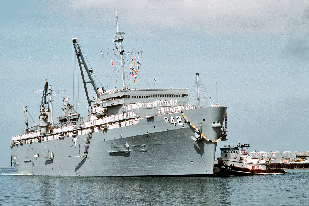 USS Acadia AD42 (1981-1994)
Naval Station #SanDiego 24 April 1991
returning from the long deployment in the #PersianGulf for Operations #DesertShield and #DesertStorm
@USNavy @NavalInstitute