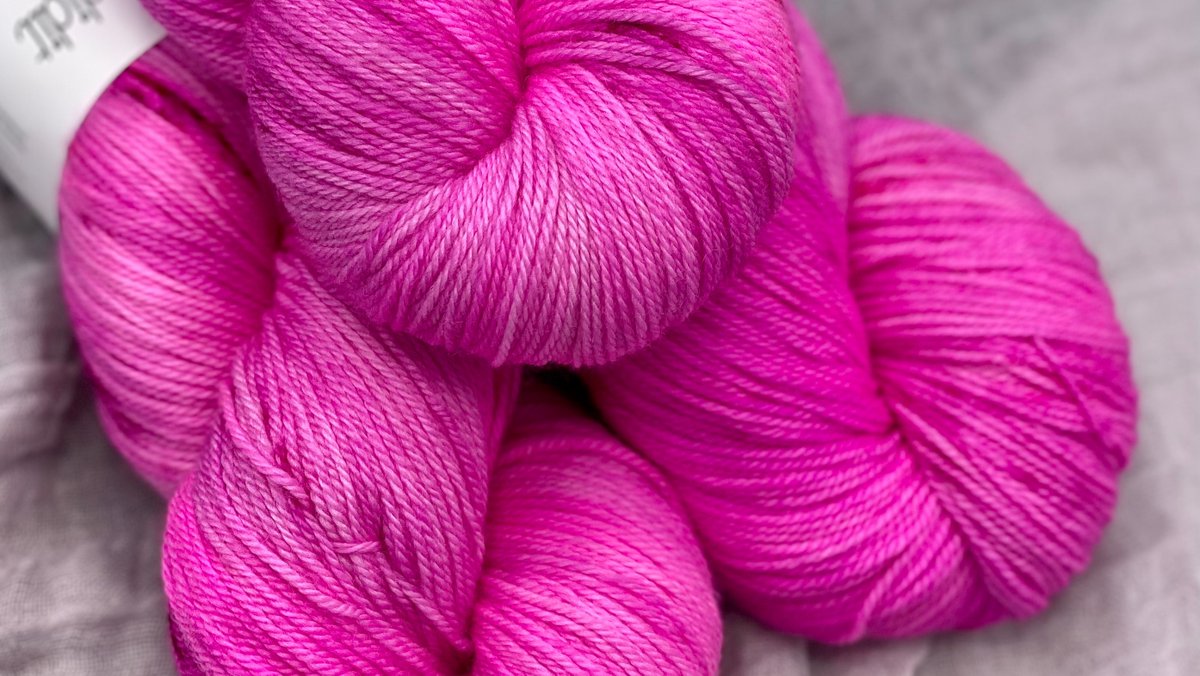 _lolodidit's tweet photo. New Colorway!! Funny Girl!
This is our newest Sophisticated Tonal color!!! Funny Girl, named for one of my favorite musicals and movies!
#lolodidit #funnygirl #pinkyarn #yarn #knit #knitting #yarnaddict #handmade #handdyedyarn #handdyed #yarnlove #indiedyer #crochet https://t.co/yiJXvJWBWW