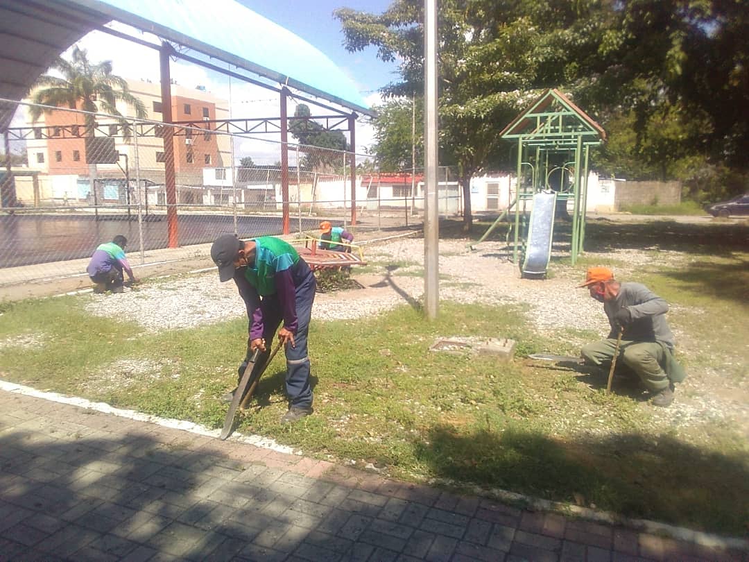 #4Nov | La Alcaldesa Mirna Vies continúa los trabajos de Limpieza, Desmalezamiento y Mantenimiento del Parque Ezequiel Bujanda, Parroquia Cabudare a través de IMFRAVIHPAL. #JuntosYJuntasEsMásSencillo
