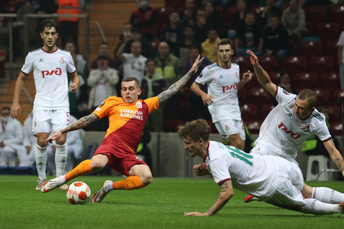 Futbol3Extra's tweet photo. 🔴 Galatasaray, UEFA Avrupa Ligi E Grubu dördüncü haftasında konuk ettiği Rusya temsilcisi Lokomotiv Moskova ile 1-1 berabere kaldı ve grubunda liderliğini sürdürdü.
#Galatasaray #UEL #GSvLMFC https://t.co/Ihw0NbRqfm