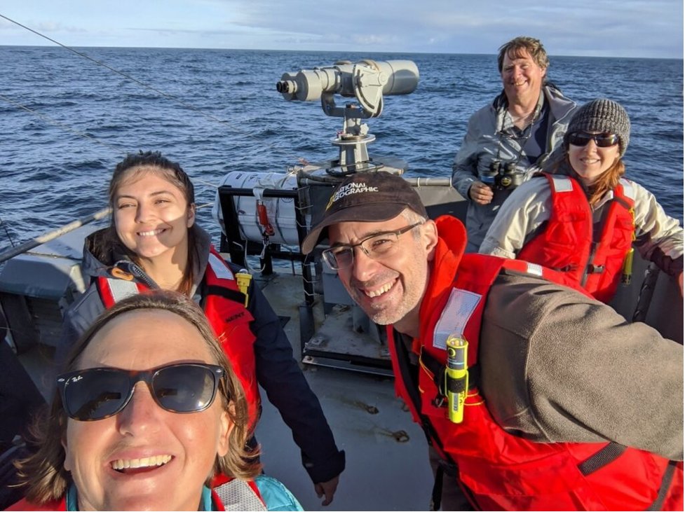 CornellSounds's tweet photo. Ever wondered what it’s like to go on an overnight field expedition into the Pacific Ocean to eavesdrop on whales? KLY-CCB graduate student @mari_lynn24 teamed up with @GemmLabOSU student Miranda Mayhall to bring the story of their voyage back to shore:
https://t.co/nLrEIQ3Qn9 https://t.co/hgNdGHLWf4