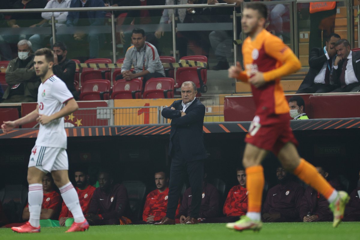 Futbol3Extra's tweet photo. 🔴 Galatasaray, UEFA Avrupa Ligi E Grubu dördüncü haftasında konuk ettiği Rusya temsilcisi Lokomotiv Moskova ile 1-1 berabere kaldı ve grubunda liderliğini sürdürdü.
#Galatasaray #UEL #GSvLMFC https://t.co/Ihw0NbRqfm