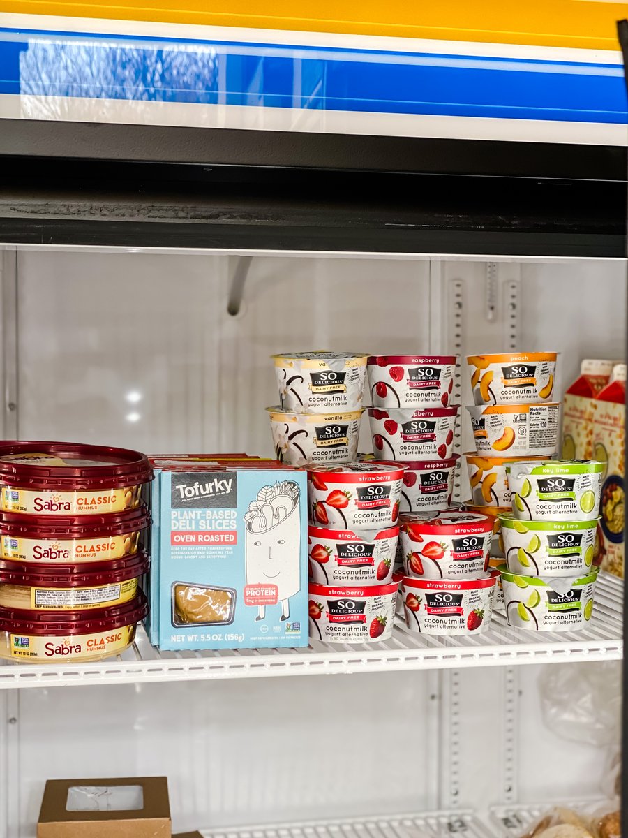 letsmeatless's tweet image. We're restocking the fridge again! @uofSC students are scooping up our plant-based food donations at @GamecockPantry because they overwhelmingly approve of delicious plant-based foods that positively impact their health, the environment, their community, &amp;amp; animals! #LetsMeatLess