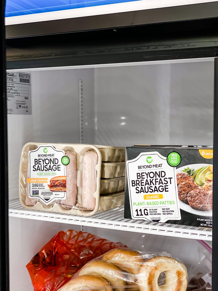 letsmeatless's tweet image. We're restocking the fridge again! @uofSC students are scooping up our plant-based food donations at @GamecockPantry because they overwhelmingly approve of delicious plant-based foods that positively impact their health, the environment, their community, &amp;amp; animals! #LetsMeatLess
