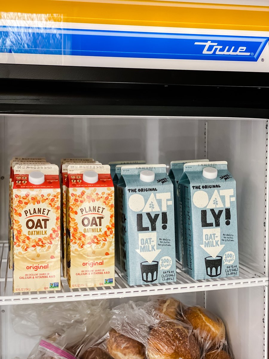 letsmeatless's tweet image. We're restocking the fridge again! @uofSC students are scooping up our plant-based food donations at @GamecockPantry because they overwhelmingly approve of delicious plant-based foods that positively impact their health, the environment, their community, &amp;amp; animals! #LetsMeatLess