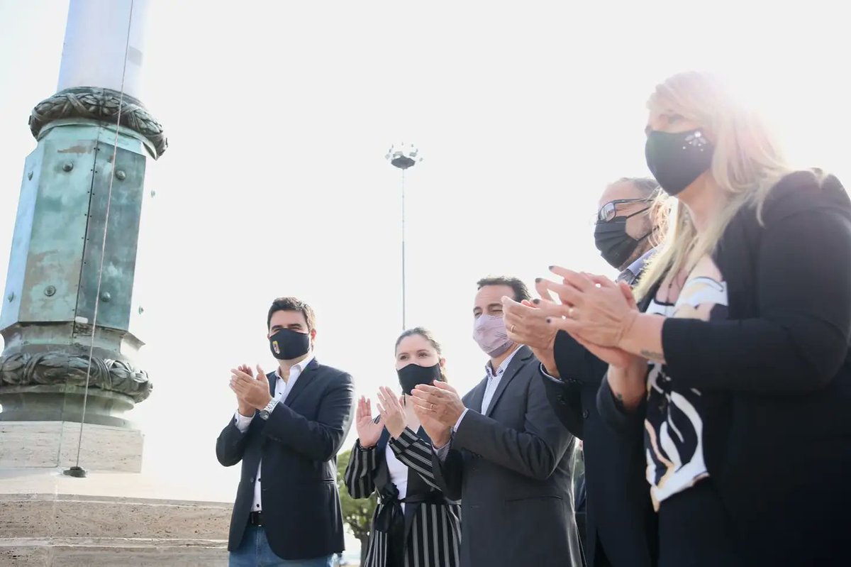 Desde el Concejo Municipal de Rosario participamos junto a socios, dirigentes y abanderados de Newell's del izamiento de la bandera en conmemoración por los 118 años de la institución.
Orgulloso de formar parte de su historia.