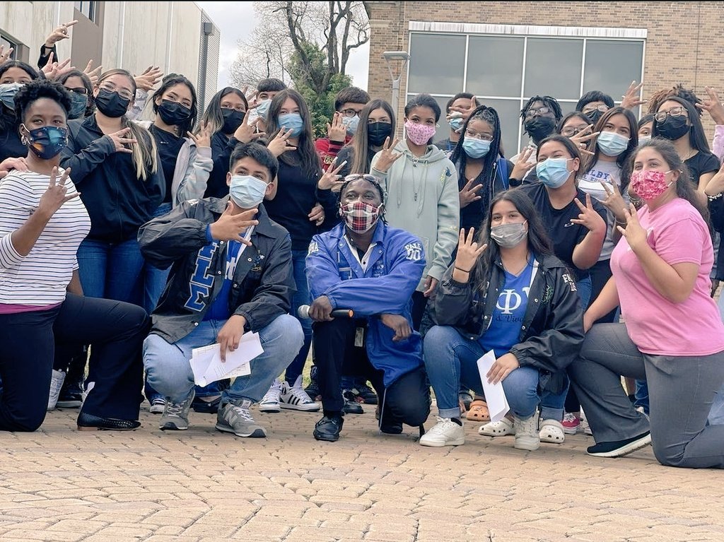 ComicView1906's tweet photo. FORTE &amp; VIVACE Leadership Step Program  giving back to the community.... Thank you Mrs. Aguilar and Mission Milby for all that you do. @Milbyfinearts @Milby_HS @MissionMilby @milbylibrary @HISDHighSchools @milby_yearbook @MilbyHighSch https://t.co/xgEHOYJHxd