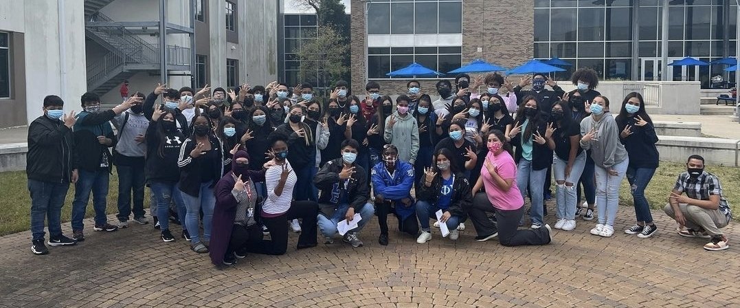ComicView1906's tweet photo. FORTE &amp; VIVACE Leadership Step Program  giving back to the community.... Thank you Mrs. Aguilar and Mission Milby for all that you do. @Milbyfinearts @Milby_HS @MissionMilby @milbylibrary @HISDHighSchools @milby_yearbook @MilbyHighSch https://t.co/xgEHOYJHxd