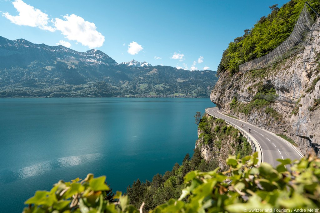 Le lac de #Thoune se trouve à la périphérie nord des Alpes, entre les villes de Thoune et d'Interlaken, dans l'Oberland bernois. Cette route sinueuse offre une vue imprenable sur le bleu profond du lac ! #OnlyinSwitzerland