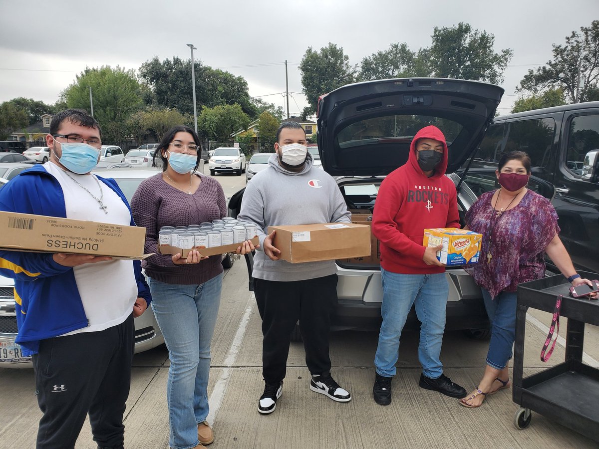 ComicView1906's tweet photo. FORTE &amp; VIVACE Leadership Step Program  giving back to the community.... Thank you Mrs. Aguilar and Mission Milby for all that you do. @Milbyfinearts @Milby_HS @MissionMilby @milbylibrary @HISDHighSchools @milby_yearbook @MilbyHighSch https://t.co/xgEHOYJHxd