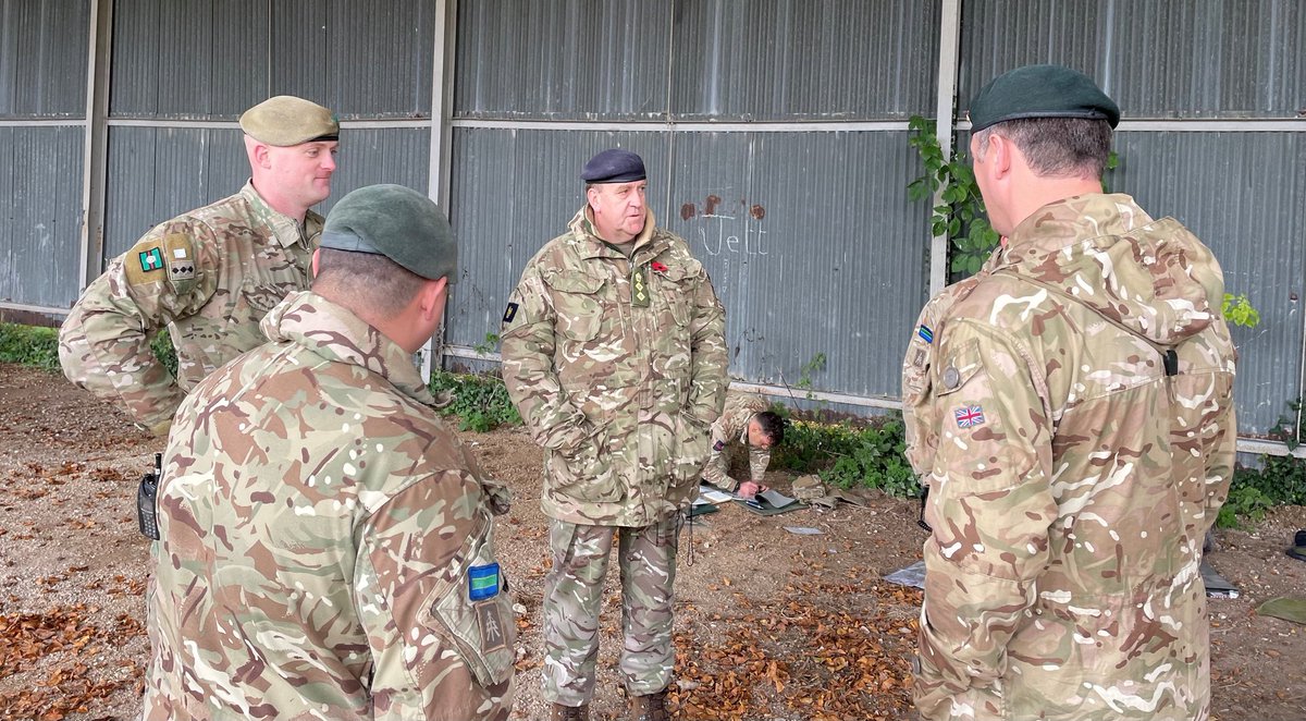 armycmc's tweet photo. #RATD Commander ARMCEN visits the Armoured Close Recce tactics course conducting battle prep for an evening of Close Target Reconnaissance on Salisbury Plain Training Area. #warminster #Bovington #Lulworth #army #Training #leadership #thursdayvibes #shootmovecommunicate https://t.co/dsA0JHxuFt