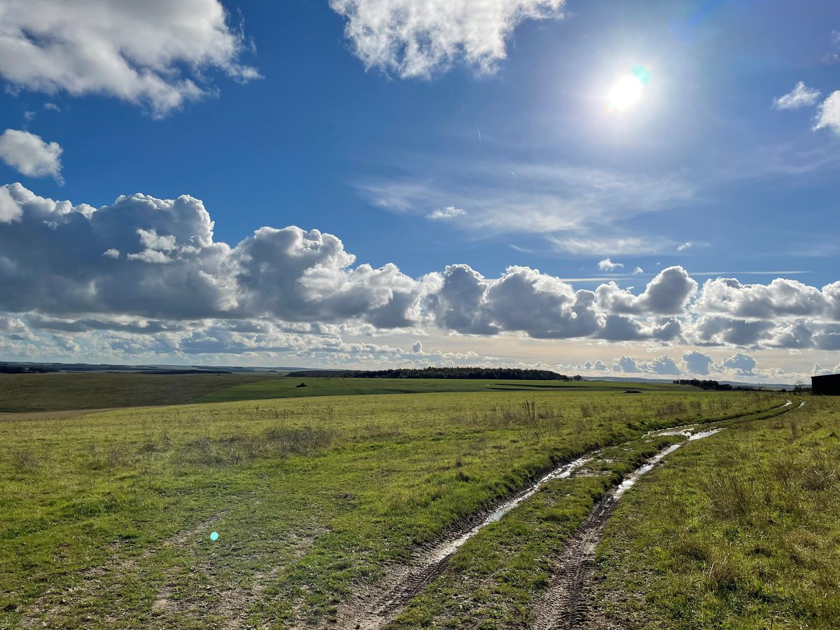 armycmc's tweet photo. #RATD Commander ARMCEN visits the Armoured Close Recce tactics course conducting battle prep for an evening of Close Target Reconnaissance on Salisbury Plain Training Area. #warminster #Bovington #Lulworth #army #Training #leadership #thursdayvibes #shootmovecommunicate https://t.co/dsA0JHxuFt