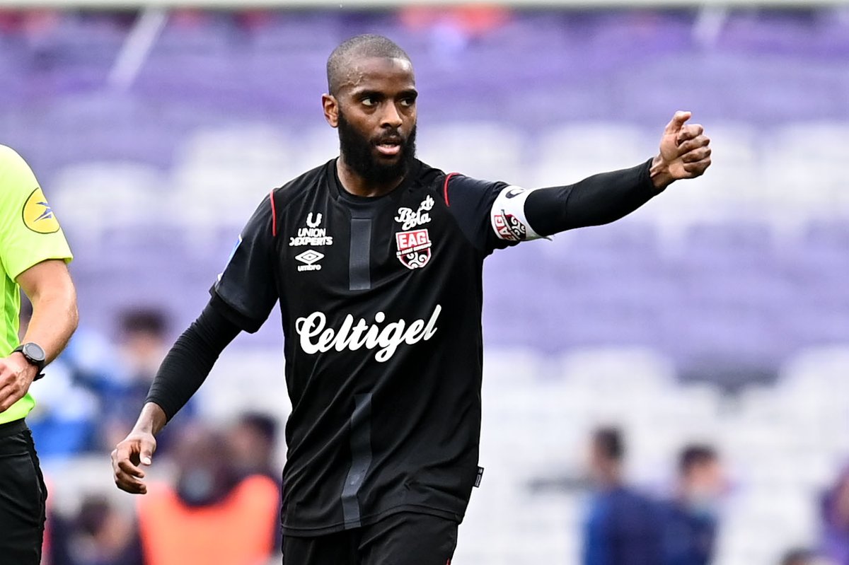 Ligue2BKT's tweet photo. Plus de 1 100 votants 👍
Et c'est finalement le missile du milieu offensif 🇰🇲 Youssouf M'Changama qui l'emporte 🚀 👏 ! https://t.co/oGTRglVrfE