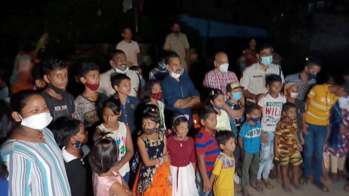 bastikuchala's tweet photo. Let There be Light in All Our Lives &amp; Ignite the Young Minds!

Police Commissioner Shri Soumendra Priyadarshi, DCP, BBSR Dr. @usd_ind along with other senior officials of BBSR UPD celebtrated #Diwali with hundreds of children from Neheru Basti under Nayapalli PS.

@cpbbsrctc https://t.co/RX5LQqtdM0