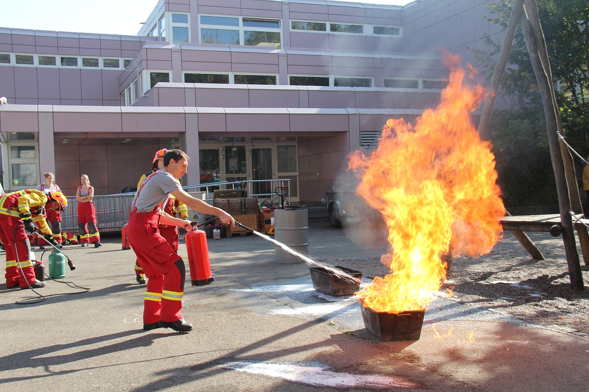 fwbremgarten's tweet photo. Dies ist eine Impression unserer diesjährigen öffentlichen Hauptübung: Wer einmal die Wärme eines Feuers am eigenen Körper erfahren durfte, weiss die Schutzwirkung unserer Brandschutzkleidung viel mehr zu schätzen. https://t.co/JLBXOeFTss