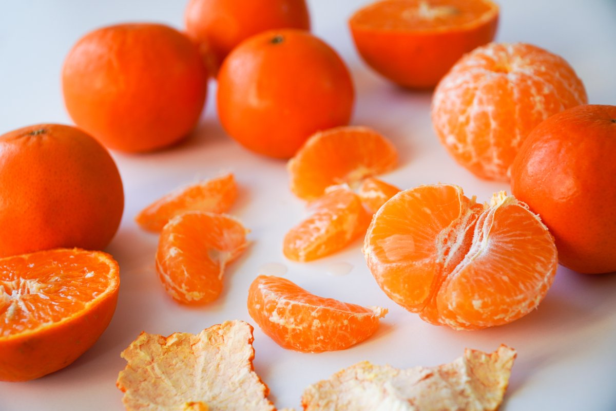Urcisol's tweet photo. 🍊 | La mandarina es el cítrico más dulce y aromático del otoño e invierno. Su gran cantidad de vitaminas y sus múltiples beneficios la convierten en el snack perfecto. Su mejor época de consumo es de noviembre a marzo. 😊 ¡Feliz Jueves! 

#urcisol #mandarinas #felizjueves https://t.co/XENauZIJIe