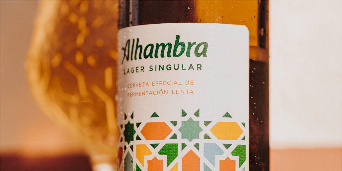 OceanoCafeteria's tweet photo. Una terraza a la sombra en un día de leve brisa y acompañado de tus mejores confidentes. Eso es todo lo que necesitas para enriquecer tu experiencia con #AlhambraLagerSingular, una cerveza especial, de fermentación lenta. 🌿

#DegustadoresDeLaVida https://t.co/y9CZvzB1ZR