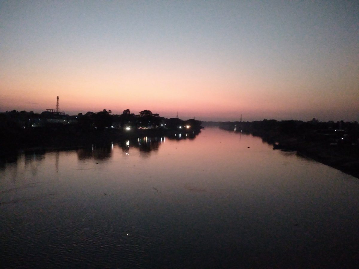 _iamTanvir's tweet photo. One of the best shots ever. 
#Latedusk
Red boundary tells you to return home.
#PicOfTheDay 
#nature 
#shotbyphone 
#riverside https://t.co/3D5I7x7l66