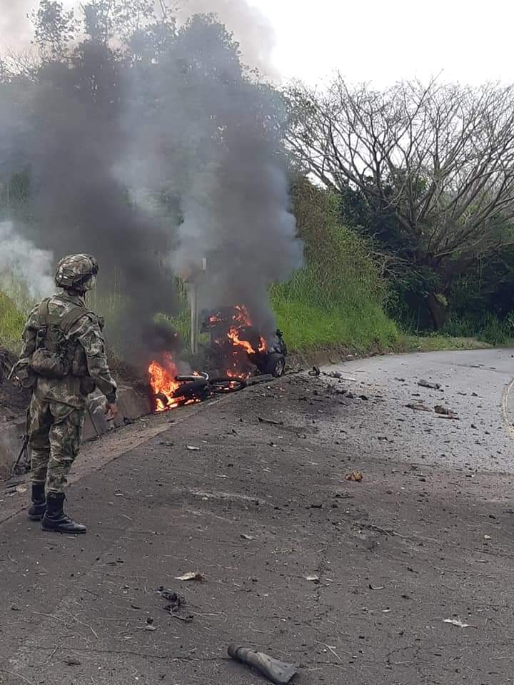pedrosoto785's tweet photo. Comparto imágenes fuertes del brutal ataque que sufrieron nuestros soldados en el departamento del Casanare hace 2 días, yo sé que a esto no le dan la importancia que le darían a una reunión de políticos pero depronto alguien se interese por conocer el sufrimiento del soldado. https://t.co/qMNYzp854y