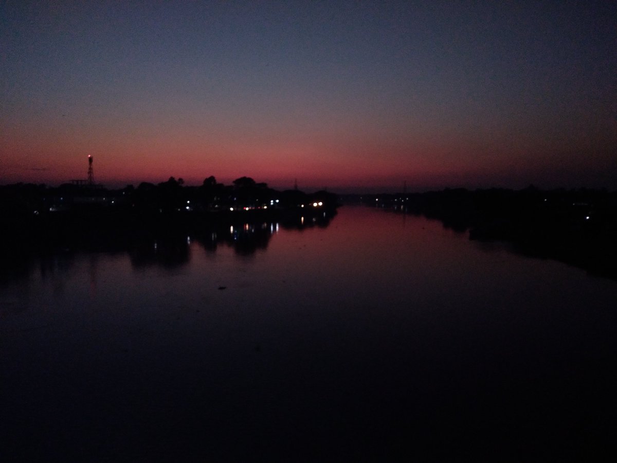 _iamTanvir's tweet photo. One of the best shots ever. 
#Latedusk
Red boundary tells you to return home.
#PicOfTheDay 
#nature 
#shotbyphone 
#riverside https://t.co/3D5I7x7l66