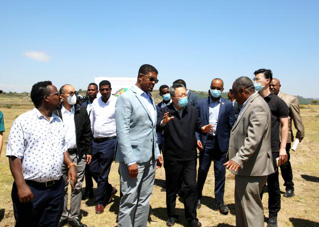 ChinaEmbAddis's tweet photo. On Nov. 2, accompanied by President Shimeles of Oromia, Amb. Zhao visited the site of Geda Special Economic Zone, and Tsade-Dildima Primary School. Amb. Zhao also visited Chinese companies in Adama Industrial Park. Bravo to the relations between the two countries and peoples！ https://t.co/XPUPRFbW0Q
