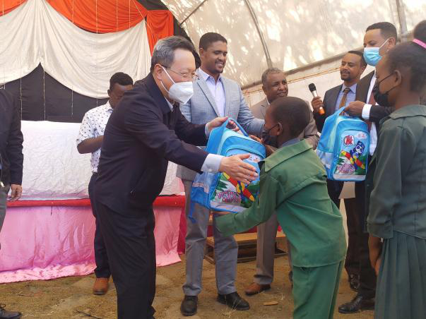 ChinaEmbAddis's tweet photo. On Nov. 2, accompanied by President Shimeles of Oromia, Amb. Zhao visited the site of Geda Special Economic Zone, and Tsade-Dildima Primary School. Amb. Zhao also visited Chinese companies in Adama Industrial Park. Bravo to the relations between the two countries and peoples！ https://t.co/XPUPRFbW0Q