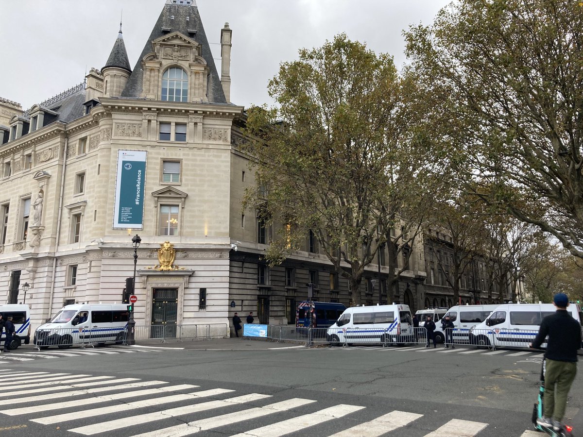 karine_dessale's tweet photo. About today…
Une journée bien remplie pour les #EFJ1 @EFJ_Officiel au #Palaisdejustice #13novembre #MireilleKnoll
#reportage #interviews #journalistes de @Francetele @derspiegel @lemondefr #ilovemyjob #goodjournalism #learning #teaching https://t.co/EAu47cyQE0
